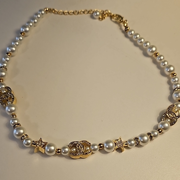 Elegant Pearl and Gold Necklace - Picture 2 of 9